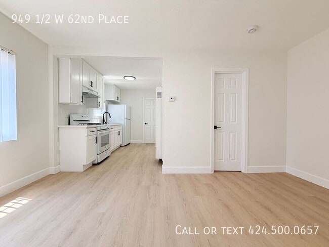 949 1/2 W 62nd Place- - 949 1/2 W 62nd Place- Apartment