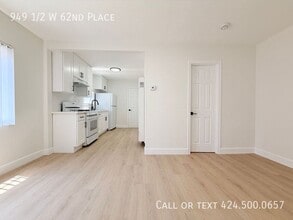 Building Photo - 949 1/2 W 62nd Pl