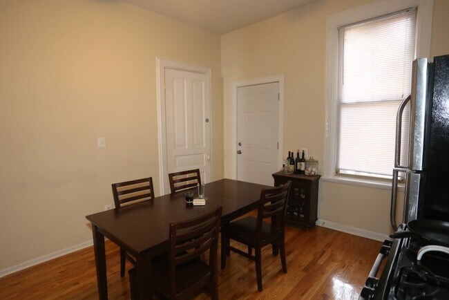Foto del edificio - 2137 N Sheffield Ave