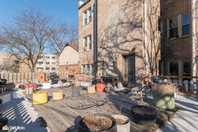 Foto del edificio - 1527 W Pratt Blvd