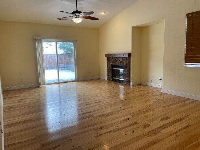 Foto del edificio - Beautiful 3-bedroom home available in East...