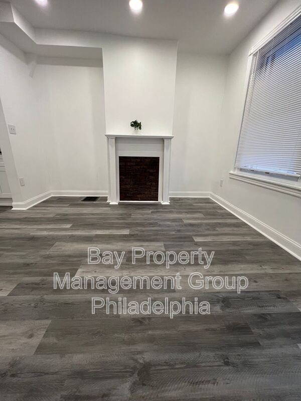 Building Photo - 526 N Hobart St