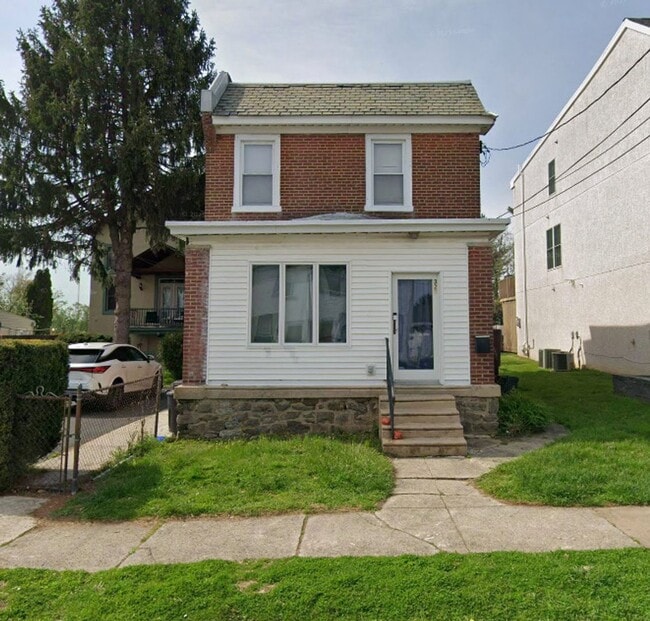 Building Photo - Stunning 3-Bedroom Townhome in the Heart o...