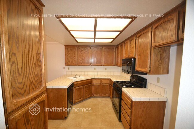Foto del edificio - 9417 Soaring Oaks Dr