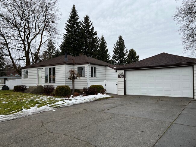 Building Photo - 8911 E Upriver Dr