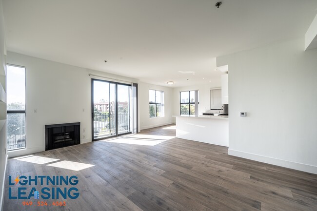 Building Photo - 8811 Burton Way