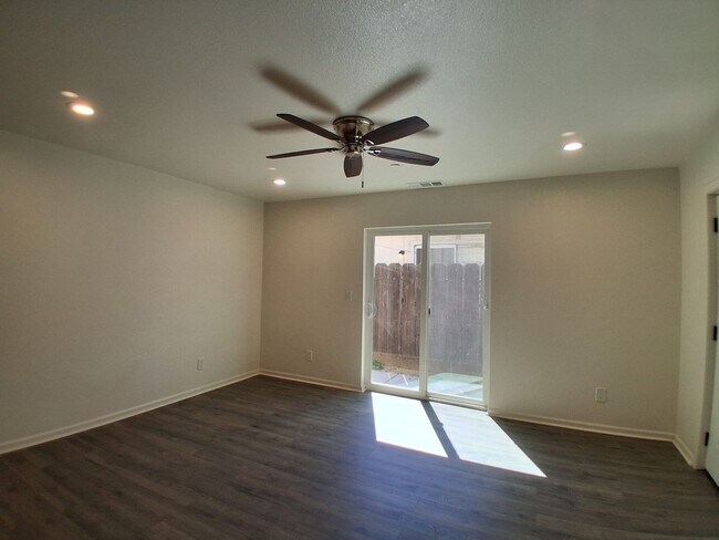 Foto del edificio - 3016 Lake Park Ct