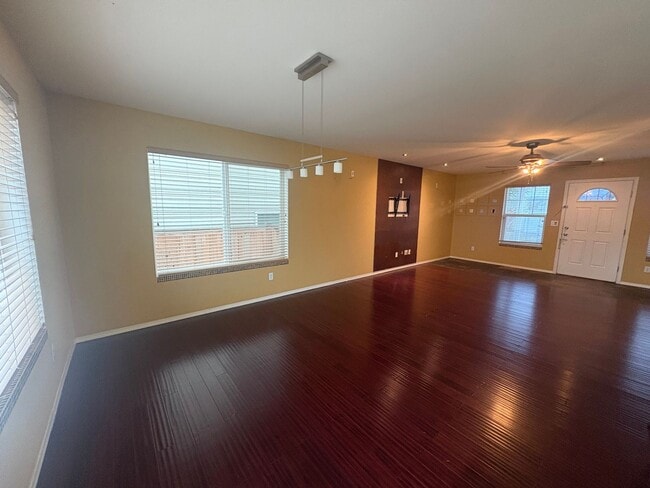 Foto del edificio - Charming 3-Bedroom, 2.5- Bath Home with New Roof, Modern Updates & Spacious Fenced Backyard in a ...