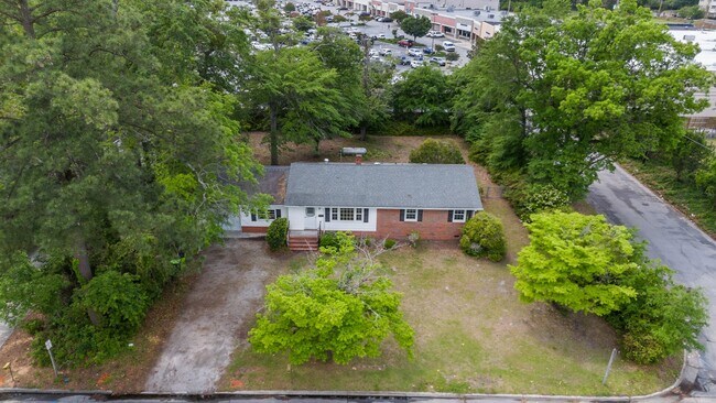 Foto del edificio - 607 Pinetree Dr