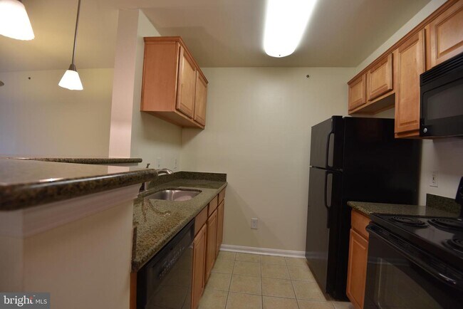 Foto del edificio - 3176 Summit Square Dr