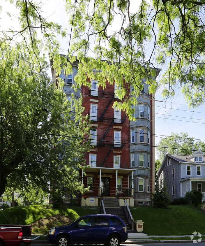 Foto del edificio - Pine Hills Apartments