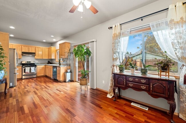 Building Photo - FOSTER/ POWELL 4 BEDROOM 2.5 BATH 2 LEVEL ...