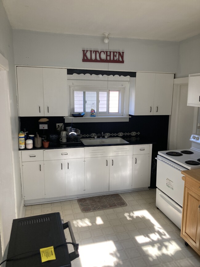 Kitchen - 511 E Empire St