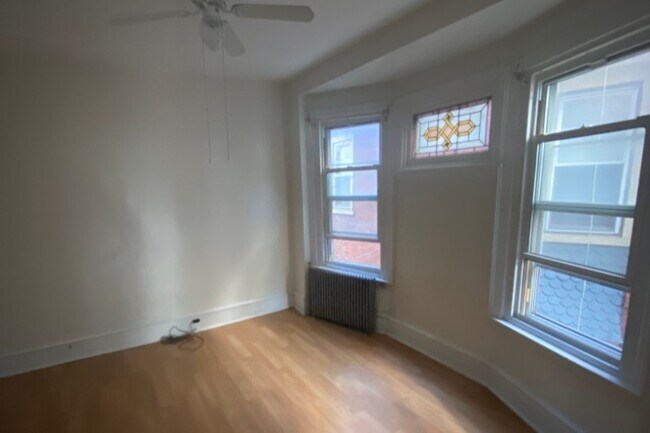 Foto del edificio - 4217 Baltimore Ave