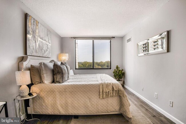 Foto del edificio - 5225 Pooks Hill Rd
