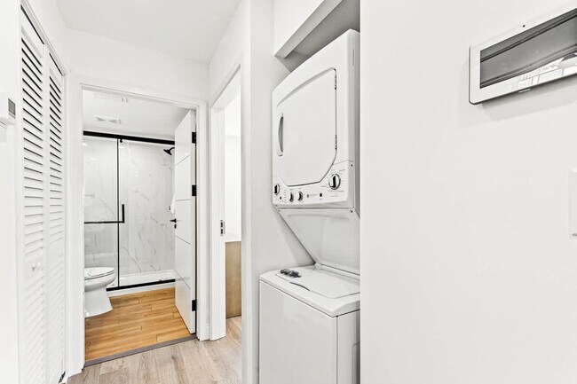 Building Photo - 8115 Thomas Dr