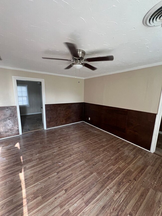 Foto del edificio - Large 3 bed 1 bath Home!