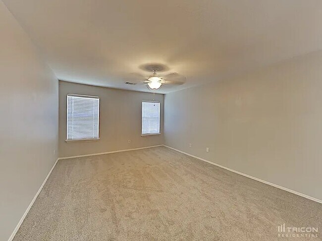 Building Photo - 704 W Colony Dr