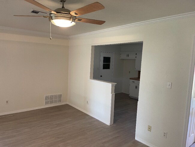 Building Photo - 1614 Pinewood Dr