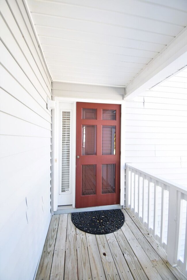 Foto del edificio - Coming Soon 3 Bedroom 2 Bathroom Condo- Pets Considered