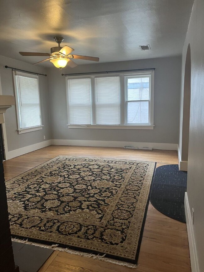 Foto del edificio - Charming 2-Bedroom Home near Uptown.