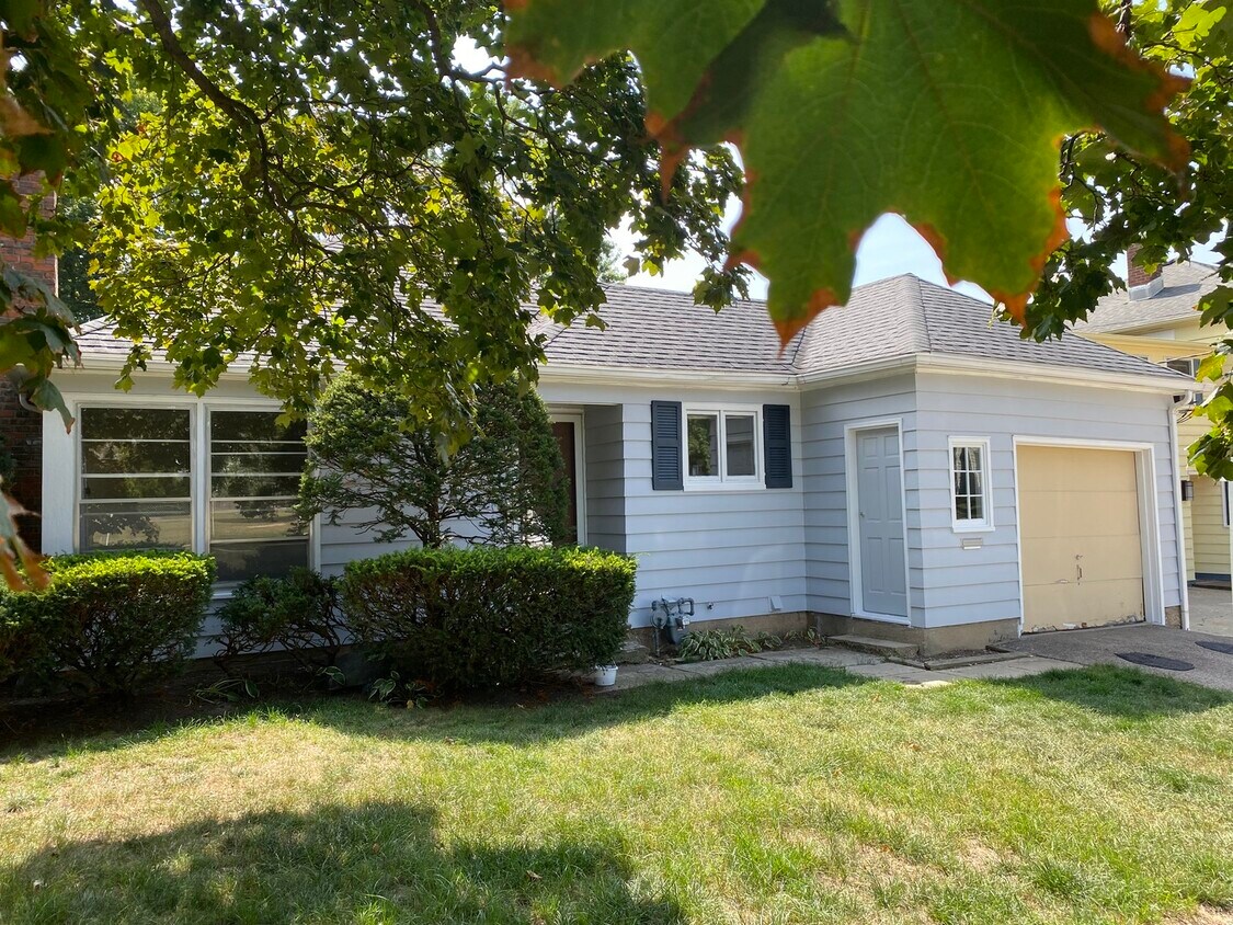 125 Forest Ave, Woodstock, IL 60098 House Rental in Woodstock, IL