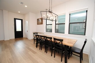 Building Photo - 18643 Parkland Row Dr