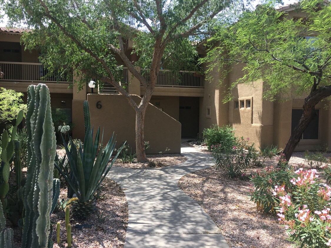 Foto principal - 9100 E Raintree Dr