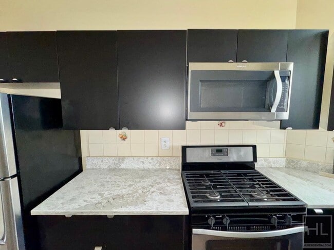 Building Photo - 36 AVENUE