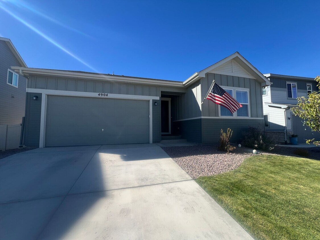 Foto principal - Immaculate 3 Bedroom Ranch Home Close to Peterson!