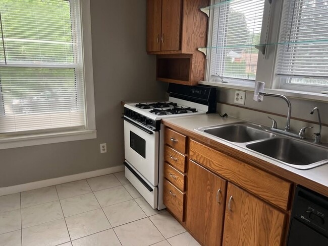 Building Photo - Charming 3-Bedroom, 1.5-Bath Single-Family Home with Bonus Living Space