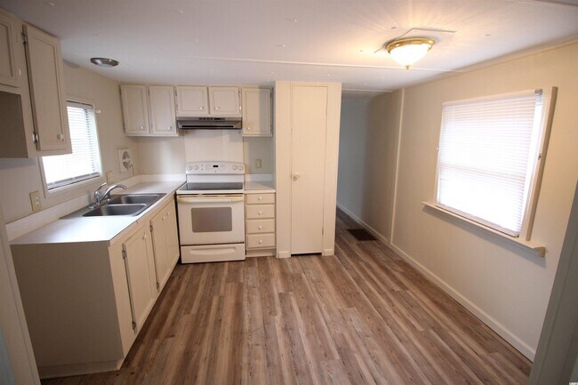 Building Photo - 1815 Cactus Dr