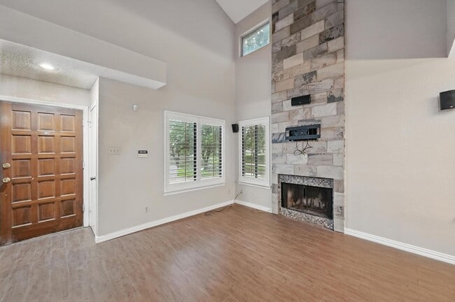 Building Photo - Beautiful 3 Bedroom Condo Overlooking The ...