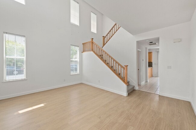 Building Photo - Spacious 3 Bedroom/2.5 Bath Home