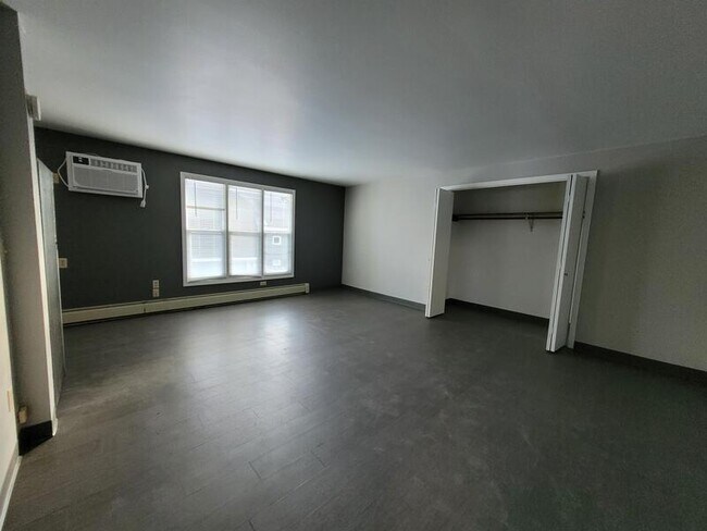 Building Photo - 401 S Van Buren St