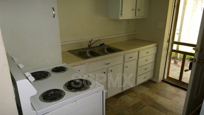 Building Photo - 2000 Hugo Ave