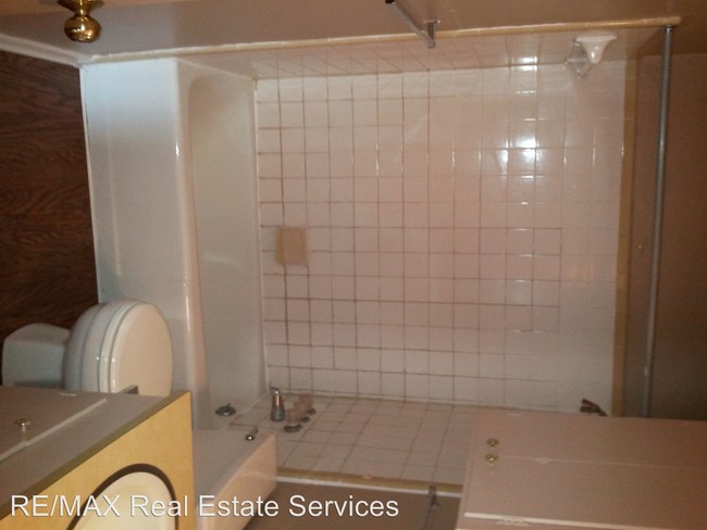 Building Photo - 3 br, 1.5 bath House - 4875 Camellia