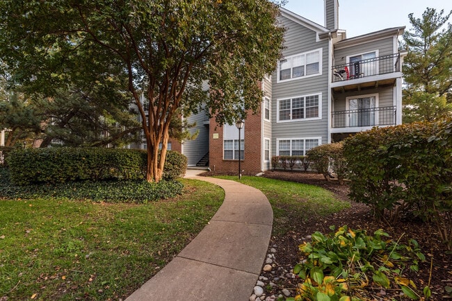 Building Photo - Henley at Kingstowne