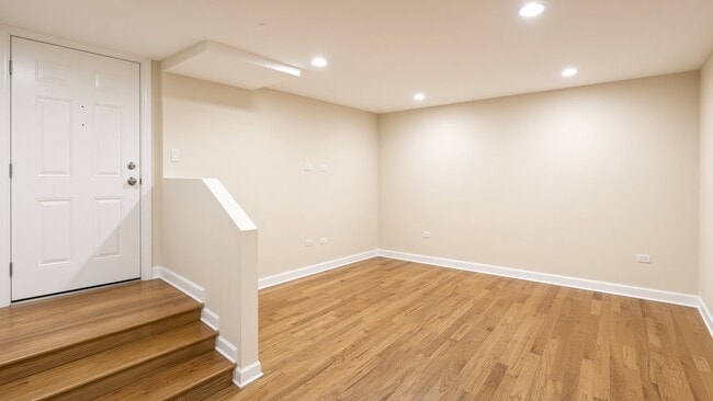 Building Photo - 3354 W Wilson Ave