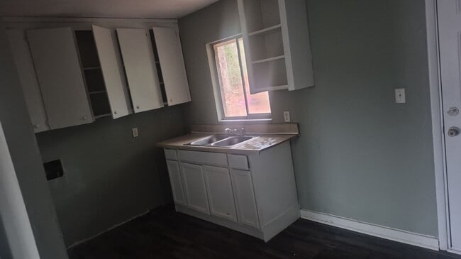 Foto del edificio - Cozy Home with Updated Flooring and Bright Rooms