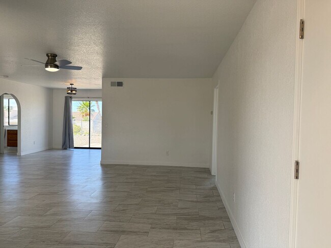 Foto del edificio - Long term - unfurnished - Recently updated