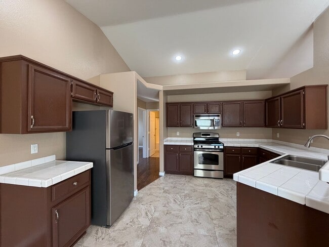Building Photo - 221 Endeavor Ln