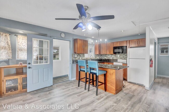 Building Photo - 2 br, 1 bath House - 94-231 Kahuamo Place #B