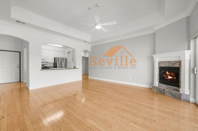 Building Photo - Renovated 2BD/2BA Condo Near Lake Merritt — Private Balcony & In-Unit Laundry