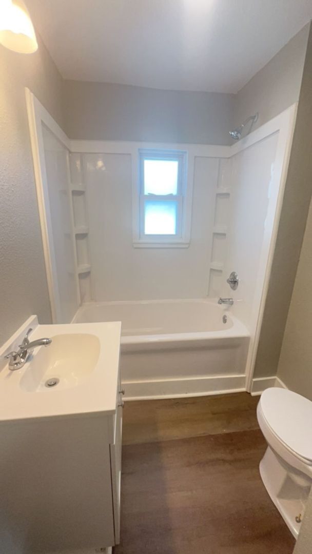 Foto del edificio - Fully Renovated Spacious 3 Bedroom 1.5 Bat...