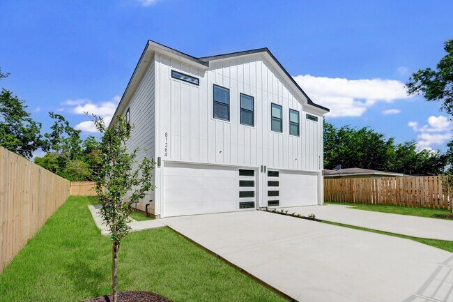 Foto del edificio - Two Story Duplex!