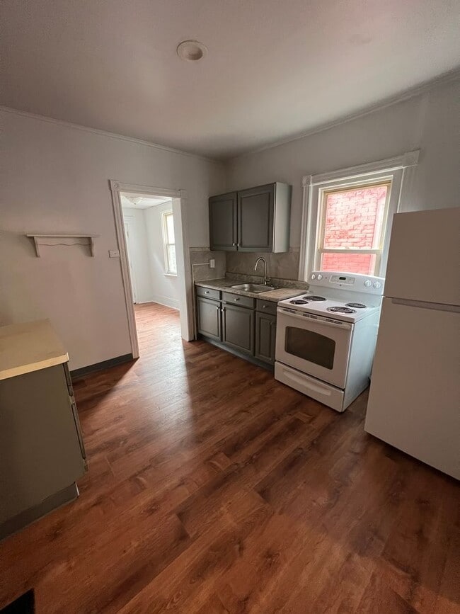 Foto del edificio - FOUR BEDROOM/ONE BATH ROW
