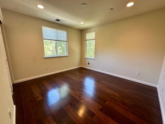 Building Photo - PARKSIDE LUXURY LIVING! CORNER UNIT | MANY...