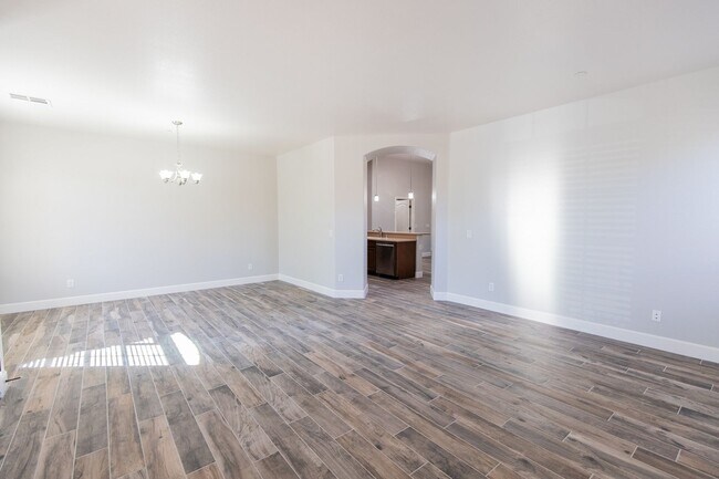 Building Photo - Beautiful upgraded single story with 4 bed...