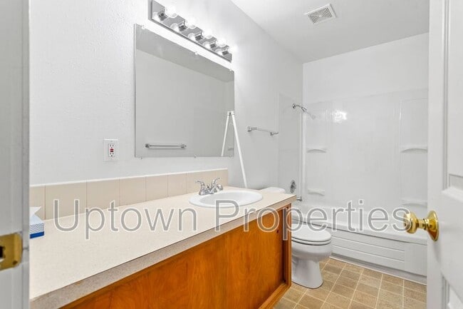 Building Photo - 1420 SW Bertha Blvd